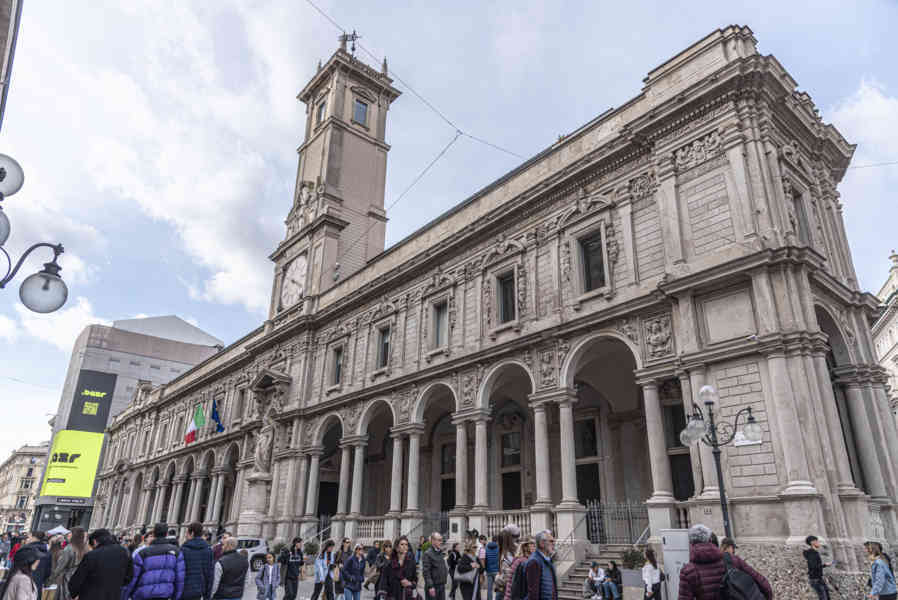 Italia - Milán 049 - palacio de Giureconsulti.jpg